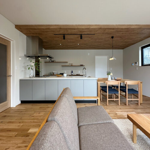 キッチンは下がり天井でメリハリのある空間を演出！  アクセントクロスで木の温もりを感じれるキッチンに。