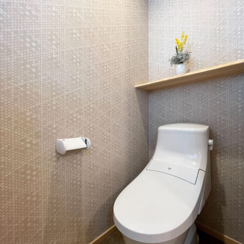 トイレのクロスは落ち着いた雰囲気の和柄を選ばれました。  まるで高級旅館のトイレのような佇まいです(*´ω`*)     トイレ：リクシル ベーシア　BW1  クロス：サンゲツ ファイン　FE-6267（和柄）  フロアタイル：サンゲツ ベインブラック　IS-893（馬貼り）