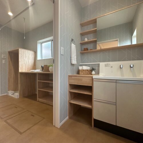 キッチン裏は水まわり動線！毎日の家事だからこそ効率的に行いたいですよね。グレーのクロスで統一感を出しました♪