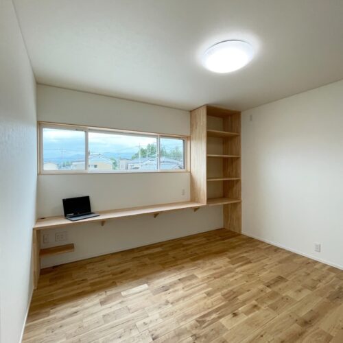 8帖の主寝室には、端から端までの造作カウンターと棚を付けられました。  ここでは奥様がお仕事をしたり、趣味でもある裁縫を楽しんだりと、「自分時間」をより充実させることができるスペースとなっています。  （床材：オーク）