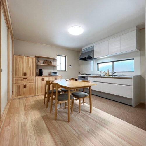 キッチンはリクシルのシエラを壁付けに。  壁付けのキッチンはお料理に集中できるのと、ダイニングスペースが広く取れるのが魅力です♪  食器棚は既製品に造作の扉を取り付けました(*^^*)     キッチン：リクシル シエラ