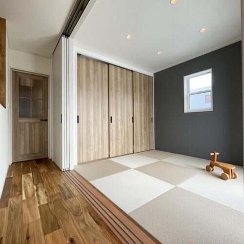 玄関扉を開けてすぐに和室があります。  リビング全体の雰囲気に馴染むようなデザインに仕上げました。