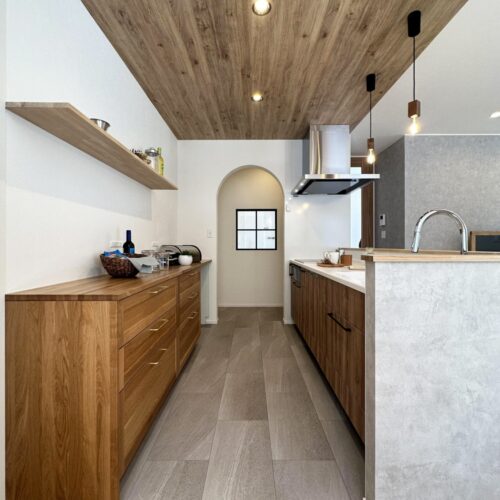 キッチンは下がり天井でメリハリのある空間を演出！  アクセントクロスで木の温もりを感じれるキッチンに★  そしてアーチの奥はパントリーと冷蔵庫置き場が隠れてます♪  見えにくくてカワイイ♡言うことなしです！