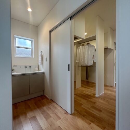 玄関上がって目の前にファミクロがあるので、朝の身支度や帰宅後の動線がスムーズに行えます。