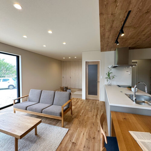 フルフラットのキッチンでLDKがより開放的に。  ベージュのベースクロスがお家の雰囲気を落ち着いた印象に。