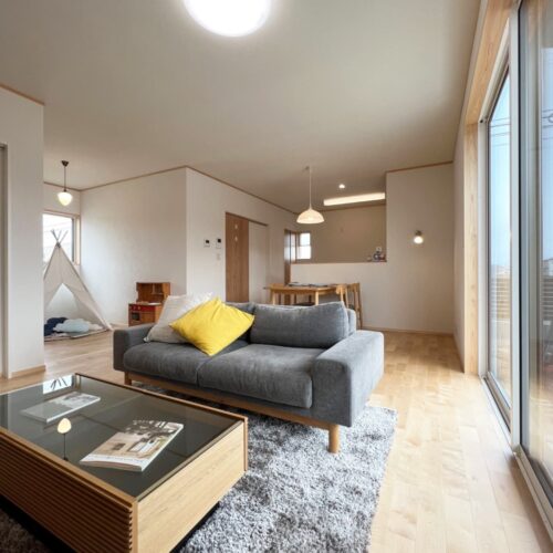 大きな掃き出し窓から明るい光が差し込むリビングには、カバザクラの無垢床をチョイス！  明るい印象を与えてくれるカバザクラは、リビングにピッタリの床材です◎  サラっとした足触りの無垢床は、一年を通して過ごしやすい空間を提供してくれます♪