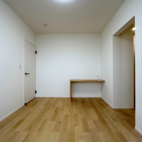 6帖の広さのある2階寝室。  床材はカバに。  造作カウンターではちょっとした作業や、読書なども楽しめそうです。