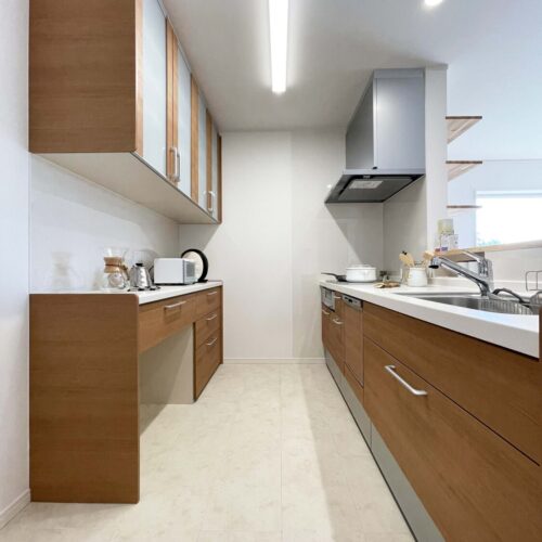 キッチンはLIXILのシエラ。クリエラスクという艶消しの木目（横目）をチョイス。引き出しを勢いよく閉めても、減速してすっと静かに閉まります。例えイライラした気持ちを引き出しに伝えても、すっと静かに閉まります( *´艸｀)