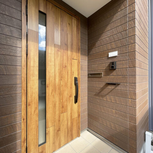 玄関ポーチの外壁は、アクセントとして木調のサイディングを使用しています。YKKさんのマキアートパイン色の玄関ドアとの相性もバッチリ(*^^*)