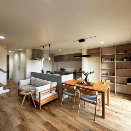 約18帖ほどのLDK空間。  キッチンを中心に回遊できる間取りに♪