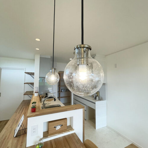 ダイニングテーブルの上には気泡ガラスのペンダントライト♪  夜にはキラキラ輝いてとっても綺麗なんです☆彡