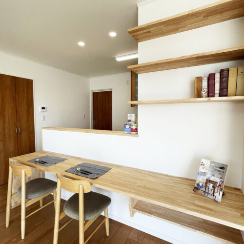 食事だけでなく、パソコンを使ったり、本を読んだりできるように大工さんがI様のご要望をカタチにしてくれました。カウンターの下にはルーターを置く棚やコンセントも設けました。すっきり収納のために、生活スタイルや趣味をお聞きし、設計をしていきます。