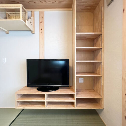 畳リビングにはテレビボードを造作しました。  可動レール付きの造作棚も取り付けたので、収納面もバッチリ！  フロートタイプなので畳を傷つける心配もありません(*^^)v