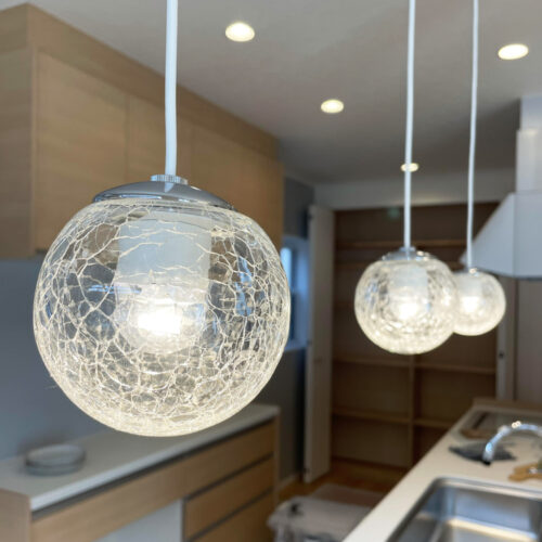 ダイニングテーブルの照明器具はコイズミ照明ペンダントAP47564L。  ガラスが透明ヒビ焼きになっており、ゆらゆらと光が拡散しとても素敵です☆彡