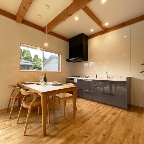 壁付けキッチンにされたので、お料理の配膳や後片付けもより楽ちんになりますね(^^)  ダイニングテーブルを照らすペンダイトライトもかわいい～！  （ペンダントライト：コイズミ AP47564L）