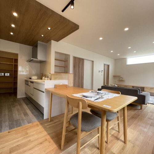 造作カウンターから見たLDKです。どこにいても家族を感じることができる設計です♪