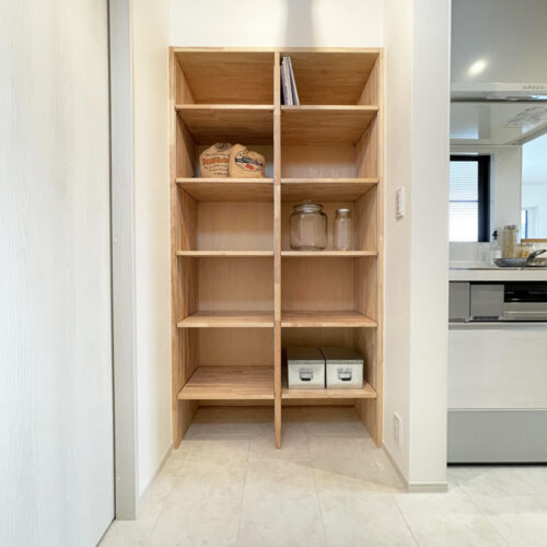 キッチン横にはパントリーがあります。  棚は可動式なので、物の高さによって調節できるのが嬉しいですね！  反対側には冷蔵庫を置くスペースを確保しました。