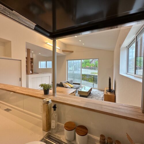 キッチンから全体が見渡せるリビング空間。キッチンで料理中、子供の姿が見えるとママも安心、子供も安心ですね。