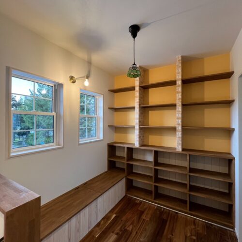 2階ホールの趣味スペース。 造作棚と造作ベンチの中にも収納できちゃいます。
