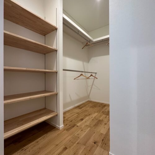 干すクリーンのある脱衣室からも、ＬＤＫからも、近くて便利な場所にあるファミクロ(*'▽')  大容量の棚があるのでパパとママのカバンもお子様のお出かけグッズも一カ所に収納できます(^o^)  外出時の動線が短くなるように考えられた「奥様の家事楽ファミクロ」です♪