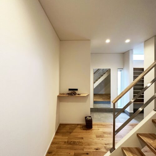 ポストの位置は内側から取りやすい場所に♪  来客者からは見えにくいけど、室内からは取りやすい…そんな場所がベストですね(*^^)v  受け台は大工さんが大きめに造作しました！