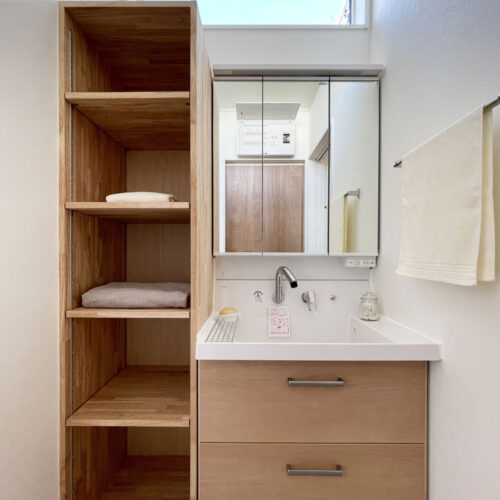 洗面台：リクシル　ピアラW750　フルスライドタイプ（LP2）+3面鏡LED　  造作棚は大容量なので、物の置き場に困りませんね(*^^)v