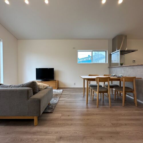 床材には、カラーフロアを選ばれました(^o^)丿たくさんあるお色の中からスモークグレーをチョイス！お家の雰囲気にピッタリです☆