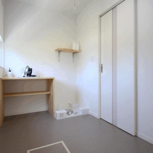 脱衣所をランドリールームとしても活用！室内干しもできるので洗濯機から取り出したら、そのまま干すだけ。  アイロンがけのしやすいカウンターも造作しました♪毎日の家事も効率よく行うことができます(*^^)v