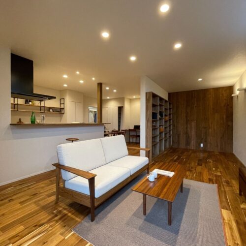 お施主様ご夫婦のこだわりポイントがたくさん詰まったLDKです♪  漆喰と無垢のアカシアに包まれたLDKは居心地バツグン！  ご家族でゆったりとくつろいでくださいね♡