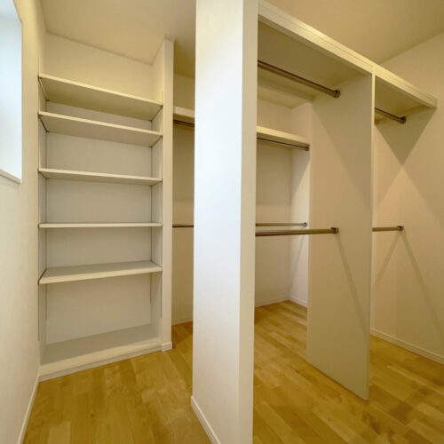 主寝室奥のウォークインクローゼット。造作棚と枕棚＋パイプハンガーで収納力バツグンですヽ(^o^)丿