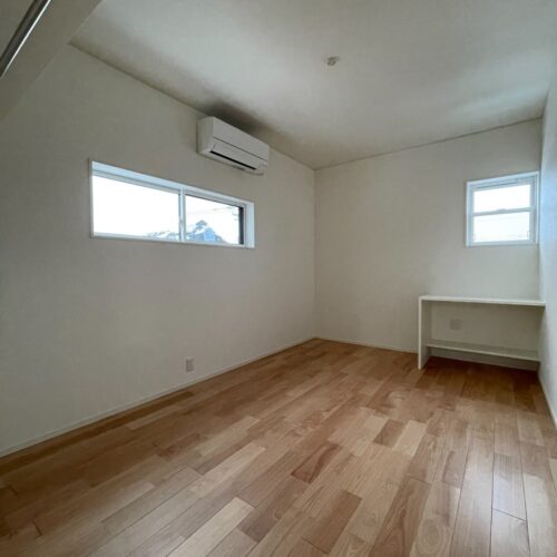 白いクロスで統一した子供部屋は、造作机も白く塗装しました☆  雑貨や小物などで飾り付けし自分好みのお部屋に(*^^)v