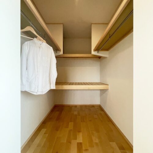 主寝室に隣接するウォークインクローゼットです。（主寝室に隣接）  3帖の広さがあり収納力もたっぷりで、スノコタイプの中段・枕棚があるのでお布団などもしまっておくことができます。