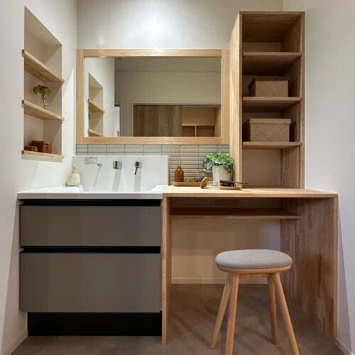 既製品の洗面にカウンターと棚を造作し、広々使える仕様に♪  朝の身支度渋滞も心配ご無用！