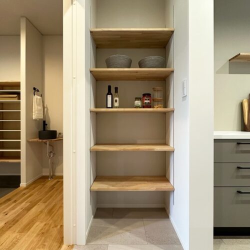  実はこの食品庫、玄関から直で行ける間取り。  帰宅時に、買ったものをすぐに食品庫にしまって、そのままキッチンへ行ける。  重たいものもすぐに置けるのがうれしいですよね。