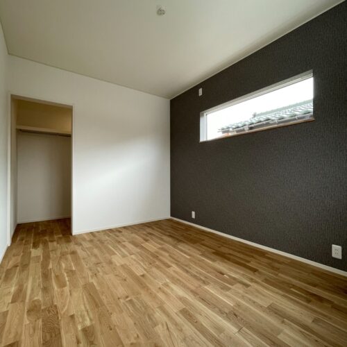 6帖の主寝室。奥には約2.2帖のウォークインクローゼットがあります。