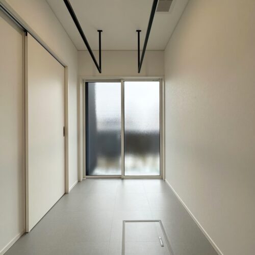 3帖の広さのサンルーム。  フロアタイル：サンゲツ NK-1002  天井付け物干し：森田工業カク