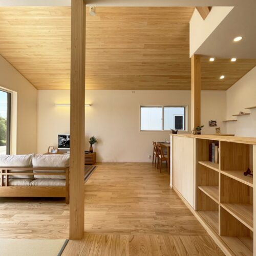 こちらは、リビングへのドアを開けると広がる光景です。  床材は、玄関ホールから続いて「くり」を、奥にはひのきの羽目板天井が見えます。  右側はキッチンとなっており、背面が造作の収納棚に。  リビングに入ると、木のぬくもりに包まれるような、心地の良い開放感のある空間が迎えてくれるのです(*´ω｀)