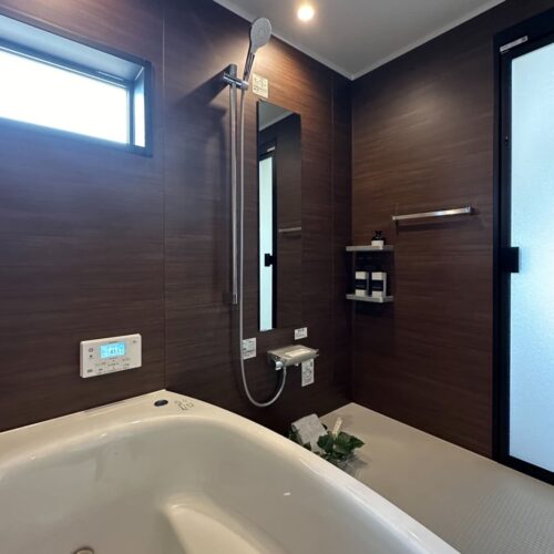 お風呂はTOTOのサザナを選ばれたＴ様邸。  壁のパネルは全面ウッド調に♪窓枠の黒とウッドパネルの相性がばっちり♡