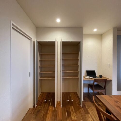 パソコンスペースの隣には扉付きの収納を設けました。  キッチンの近くなのでパントリーとしても◎  扉付きなので生活感もシャットアウトできますね♪