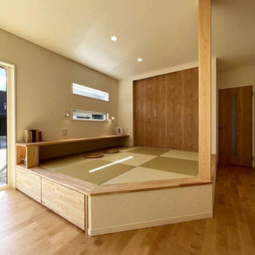 リビングの一角にある小上がりの畳スペース。  ベンチ風に腰かけて休んだり、ごろんと寝転んだり。造作カウンターはとても幅が広いので、家族みんなで一緒に使っていただけます☆