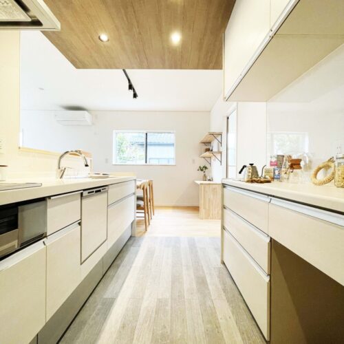 2F納戸には、ウッドワンの無垢タイプの中段と枕棚を付けました。すのこになっているので、通気性がよく空気の循環を行い、カビや結露を防ぎます。無垢の木が持つ自然の調湿作用により環境をコントロール。