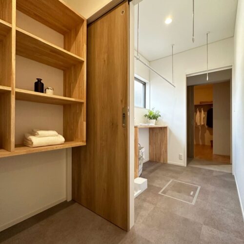 手前から脱衣室～サンルーム～ファミリークローゼットと、洗濯動線を直線上に集約した自慢の間取り。  近くに集約することで、家事の時短にも繋がりますね♪