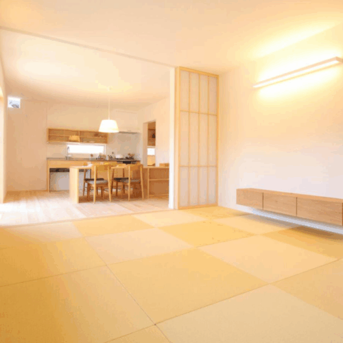 畳リビングは玄関とダイニングに繋がります。  天井までの障子戸は開ければダイニングと繋がり開放的な空間に、閉めれば個室にもなるので用途に合わせて使用できます。  家族でゆっくり過ごせるリビングです♪