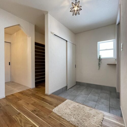 玄関にはお気に入りの照明。  空間全体に広がるエトワールの影に癒されます☆