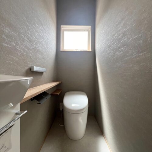 グレーのクロスで囲った、とっても落ち着くトイレ空間になりました。（クロス：サンゲツRE53020）  トイレは、TOTOさんのネオレスト(RS1)を選ばれました。  まるっこくてかわいいトイレとグレーのクロスがステキなトイレですよね(*^^*)   