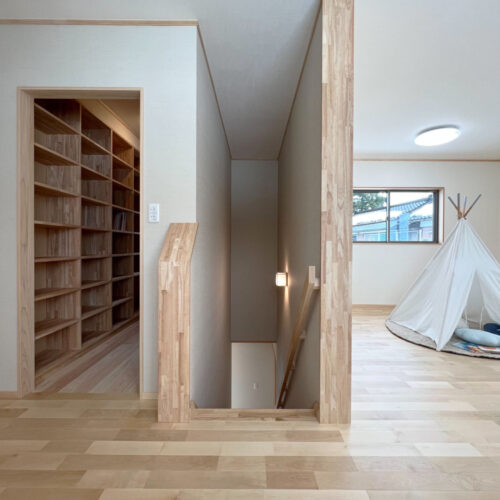 階段を上がると広々とした空間が広がります！  将来は子供部屋を間仕切りできる設計に♪大きくなるまではフリースペースとして使えるのでとっても明るい印象です◎