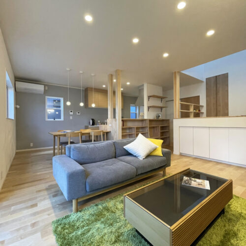 約20帖のLDK。+2帖のスキップフロアがあることで空間の奥行が生まれ、とても広々とした空間に感じます。