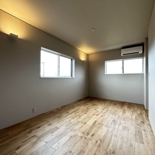 寝室はアッパーライトで落ち着く空間に♪  一日の疲れを癒し、心地良い睡眠へと誘います☆彡     クロス：リリカラ LL-5152  照明：DAIKO DBK-39521YG