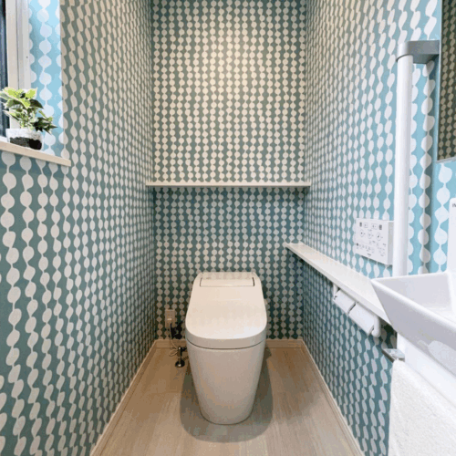 子供部屋には、造作デスクと本棚があります。子供から大人になるまで長い間使っていただくための、飽きのこないシンプルなデザイン♪　デスク幅：約1ｍ22㎝（クローゼットも同寸法）