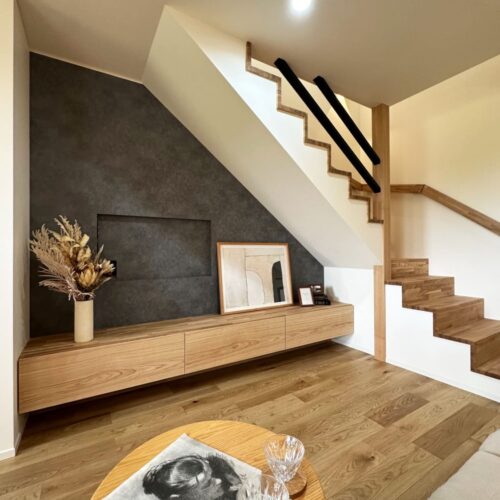 階段下のデッドスペースを活用してテレビボードを造作しました。  クロスを替えることで空間の印象もグッと変わりますね！